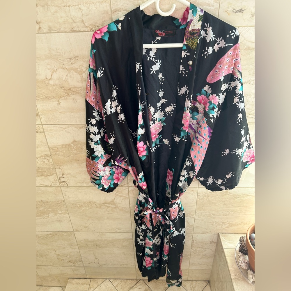 Beautiful “Sheng Tangkuyi” Japanese Kimono black w/floral & peacocks design